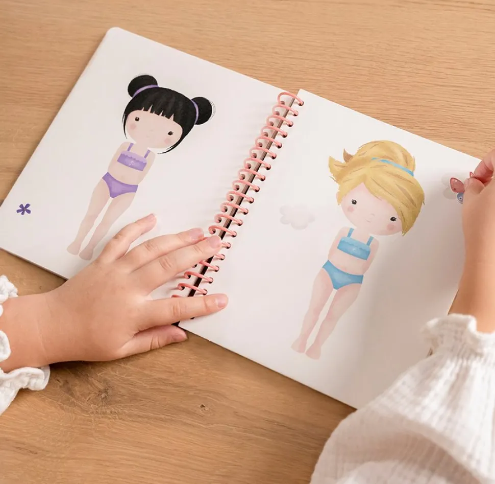 Aankleed- en stickerboek Rosa & Friends